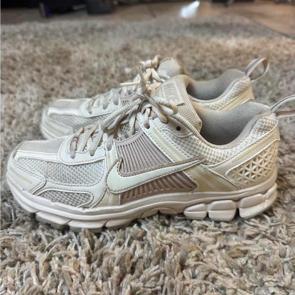 Nike Vomero Running Shoes in Cream and Tan

Kids 5, womens 6.5